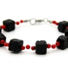 Lava-Würfel-Armband in Schwarz mit rot gefärbten Korallen-Kugeln
