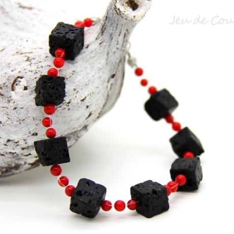 Lava-Würfel-Armband in Schwarz mit rot gefärbten Korallen-Kugeln