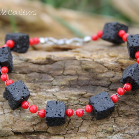 Lava-Würfel-Armband in Schwarz mit rot gefärbten Korallen-Kugeln