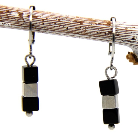 Onyx-Würfel-Edelstahlcreolen in Schwarz mit Edelstahl-Würfel