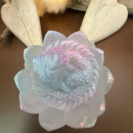 Mystische Fantasy-Dekoration in schimmernden Pastellfarben