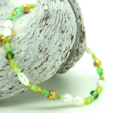 Süßwasserperlen-Armband (elastisch) in Weiß und Rocailles in Grün