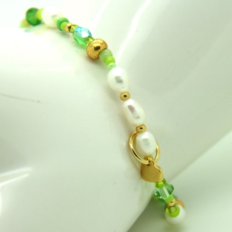 Süßwasserperlen-Armband (elastisch) in Weiß und Rocailles in Grün