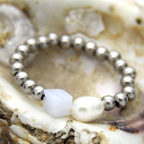 Edelstahl-Kugelring in Silber mit Süßwasserperle und Chalcedon