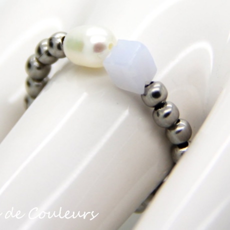 Edelstahl-Kugelring in Silber mit Süßwasserperle und Chalcedon