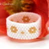 Miyuki-Delica-Glasperlen-Ring in Weiß und Goldbraun mit Blüten