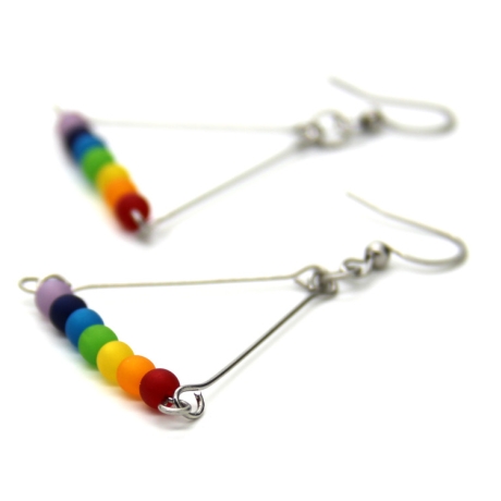 Polaris-Edelstahlohrhaken in Regenbogenfarben in einem Dreieck