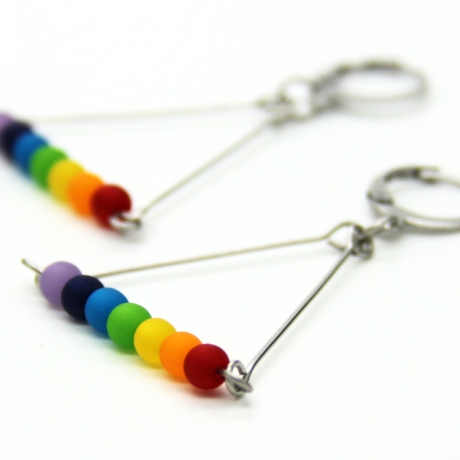 Polaris-Kugeln-Edelstahlcreolen in leuchtenden Regenbogenfarben