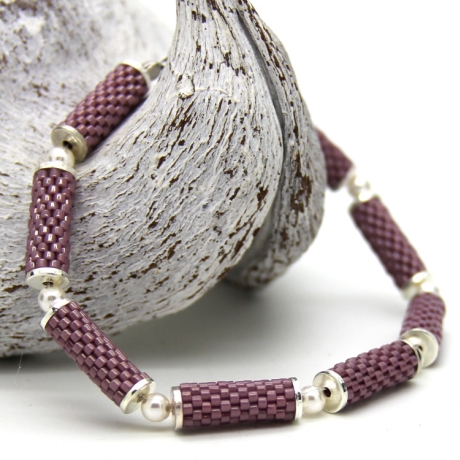 Armband aus Delica-Glasperlen in Mauve in Peyotestitch-Technik