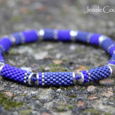 Armband (elastisch) aus Delica-Glasperlen in Blau, Grau u. Silber