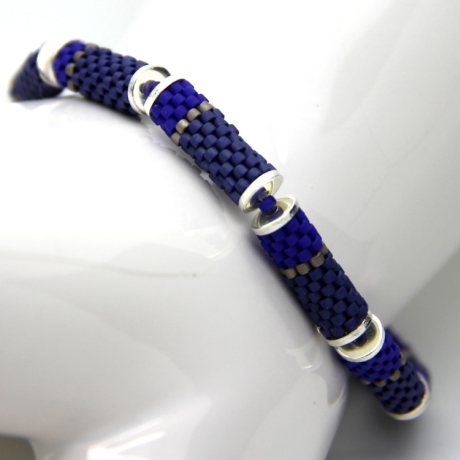 Armband (elastisch) aus Delica-Glasperlen in Blau, Grau u. Silber
