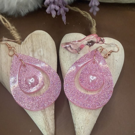 Handgefertigte Epoxidharz-Ohrringe „Pink Sparkle Heart“