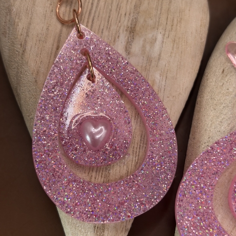Handgefertigte Epoxidharz-Ohrringe „Pink Sparkle Heart“