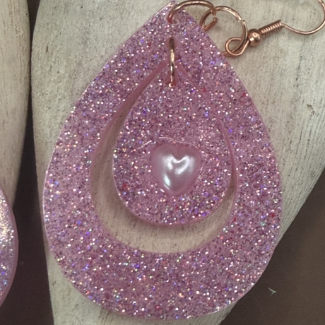 Handgefertigte Epoxidharz-Ohrringe „Pink Sparkle Heart“
