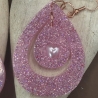 Handgefertigte Epoxidharz-Ohrringe „Pink Sparkle Heart“