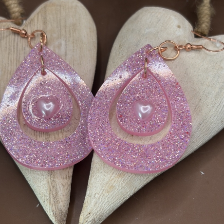 Handgefertigte Epoxidharz-Ohrringe „Pink Sparkle Heart“