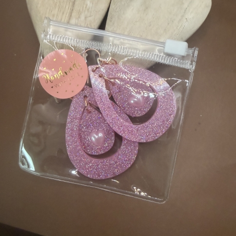 Handgefertigte Epoxidharz-Ohrringe „Pink Sparkle Heart“