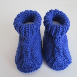 blaue Babyschuhe 3-6 Monate mit Zopf aus hochwertiger Wolle blaue Babyschuhe 3-6 Monate mit Zopf aus hochwertiger Wolle