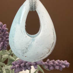 Handgefertigter Anhänger aus Epoxidharz mit Kordelkette
