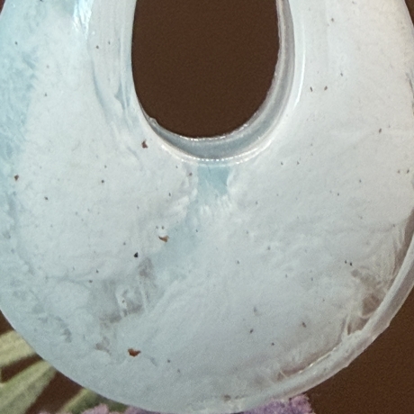 Handgefertigter Anhänger aus Epoxidharz mit Kordelkette