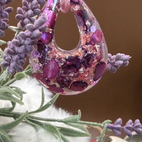 Handmade Epoxidharz Anhänger mit Kordelkette Unikat Tropfenform 