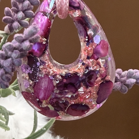 Handmade Epoxidharz Anhänger mit Kordelkette Unikat Tropfenform 