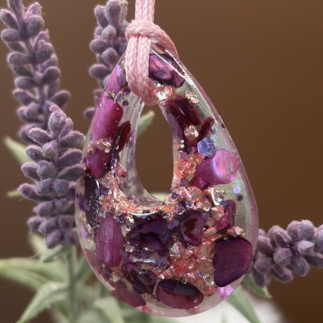 Handmade Epoxidharz Anhänger mit Kordelkette Unikat Tropfenform 
