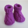 lila Babyschuhe 0-3 Monate mit Zopfmuster aus Wolle gestrickt