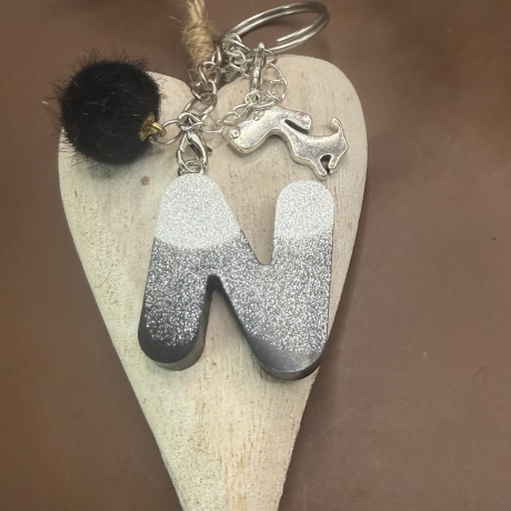 Schlüsselanhänger aus Epoxidharz mit Pompon und Hund Handmade 