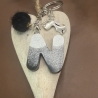 Schlüsselanhänger aus Epoxidharz mit Pompon und Hund Handmade 
