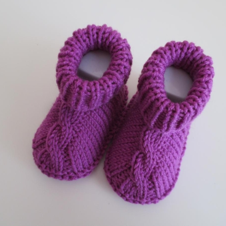 lila Babyschuhe 0-3 Monate mit Zopfmuster aus Wolle gestrickt