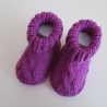 lila Babyschuhe 0-3 Monate mit Zopfmuster aus Wolle gestrickt