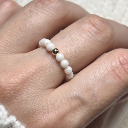 Schöner, flexibler Ring aus weißer Perle. 