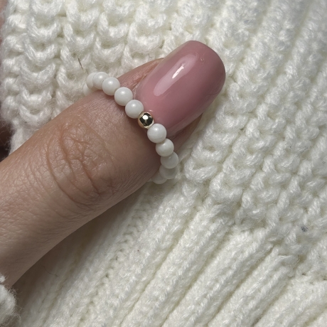 Schöner, flexibler Ring aus weißer Perle. 