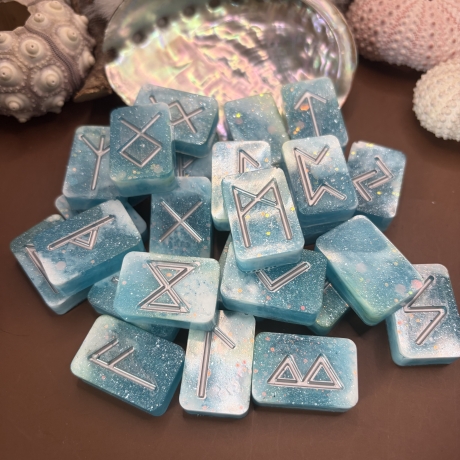     Runensteine aus Kunstharz  – Handmade Magisch | Geschenkidee