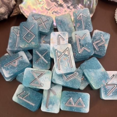     Runensteine aus Kunstharz  – Handmade Magisch | Geschenkidee