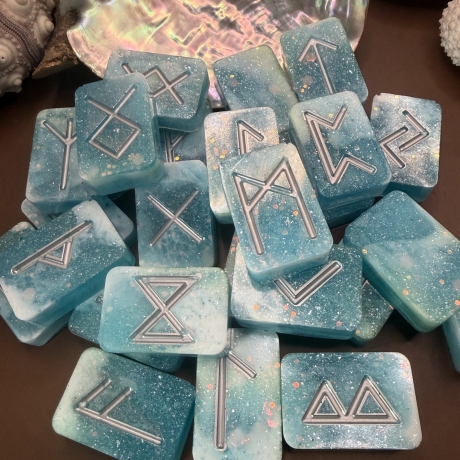     Runensteine aus Kunstharz  – Handmade Magisch | Geschenkidee