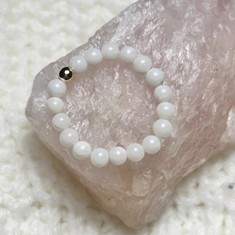 Schöner, flexibler Ring aus weißer Perle. 