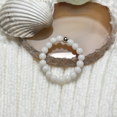 Schöner, flexibler Ring aus weißer Perle. 