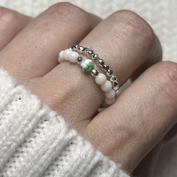 Schöner, flexibler Ring aus weißer Perle und Achat.