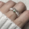 Schöner, flexibler Ring aus weißer Perle und Achat.