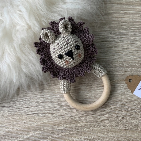 Löwe Baby Rassel Holzring gehäkelt Greifling beige braun
