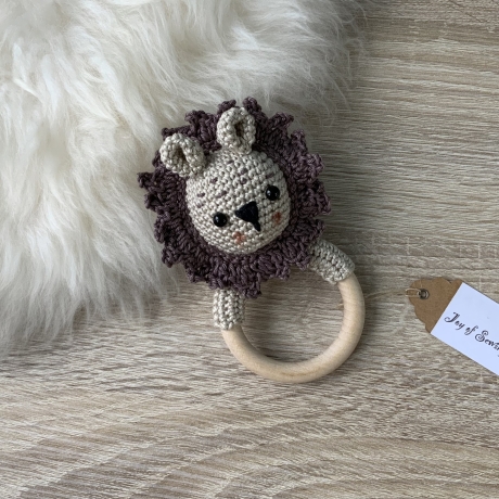 Löwe Baby Rassel Holzring gehäkelt Greifling beige braun