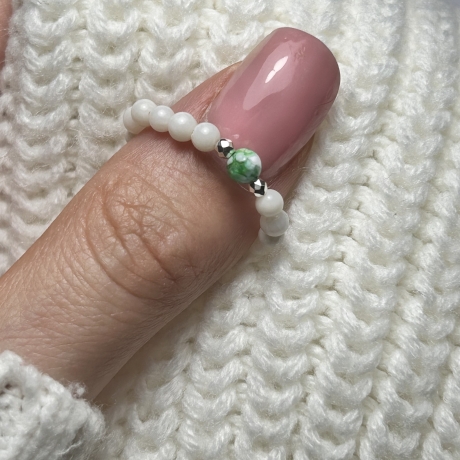 Schöner, flexibler Ring aus weißer Perle und Achat.