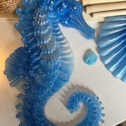 Handgefertigtes Seepferdchen aus Epoxidharz – Blau mit Glitzer 
