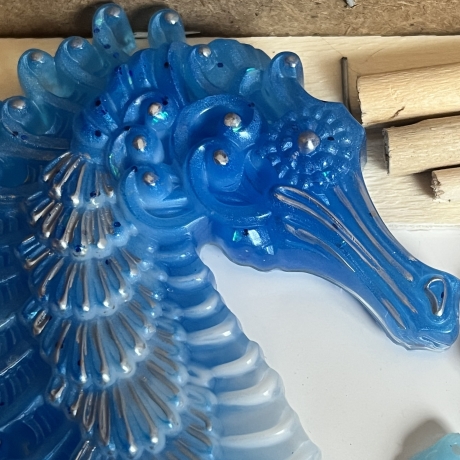 Handgefertigtes Seepferdchen aus Epoxidharz – Blau mit Glitzer 