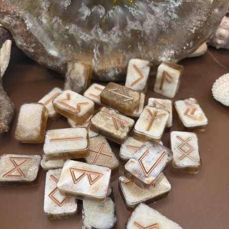 Runensteine aus Kunstharz – Set im nordischen Stil