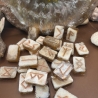 Runensteine aus Kunstharz – Set im nordischen Stil