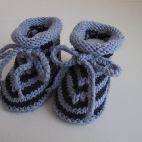 blau gestreifte Babyschuhe 3-6 Monate handgestrickt aus Wolle