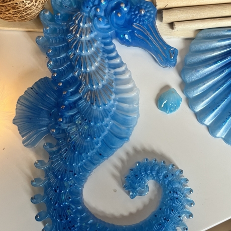 Handgefertigtes Seepferdchen aus Epoxidharz – Blau mit Glitzer 